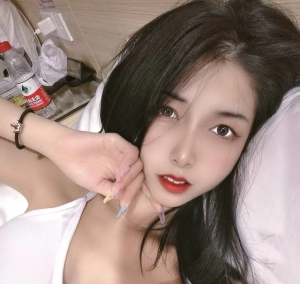 鱼鱼足影 – 全套足袜写真&视频[91期-2024.8]